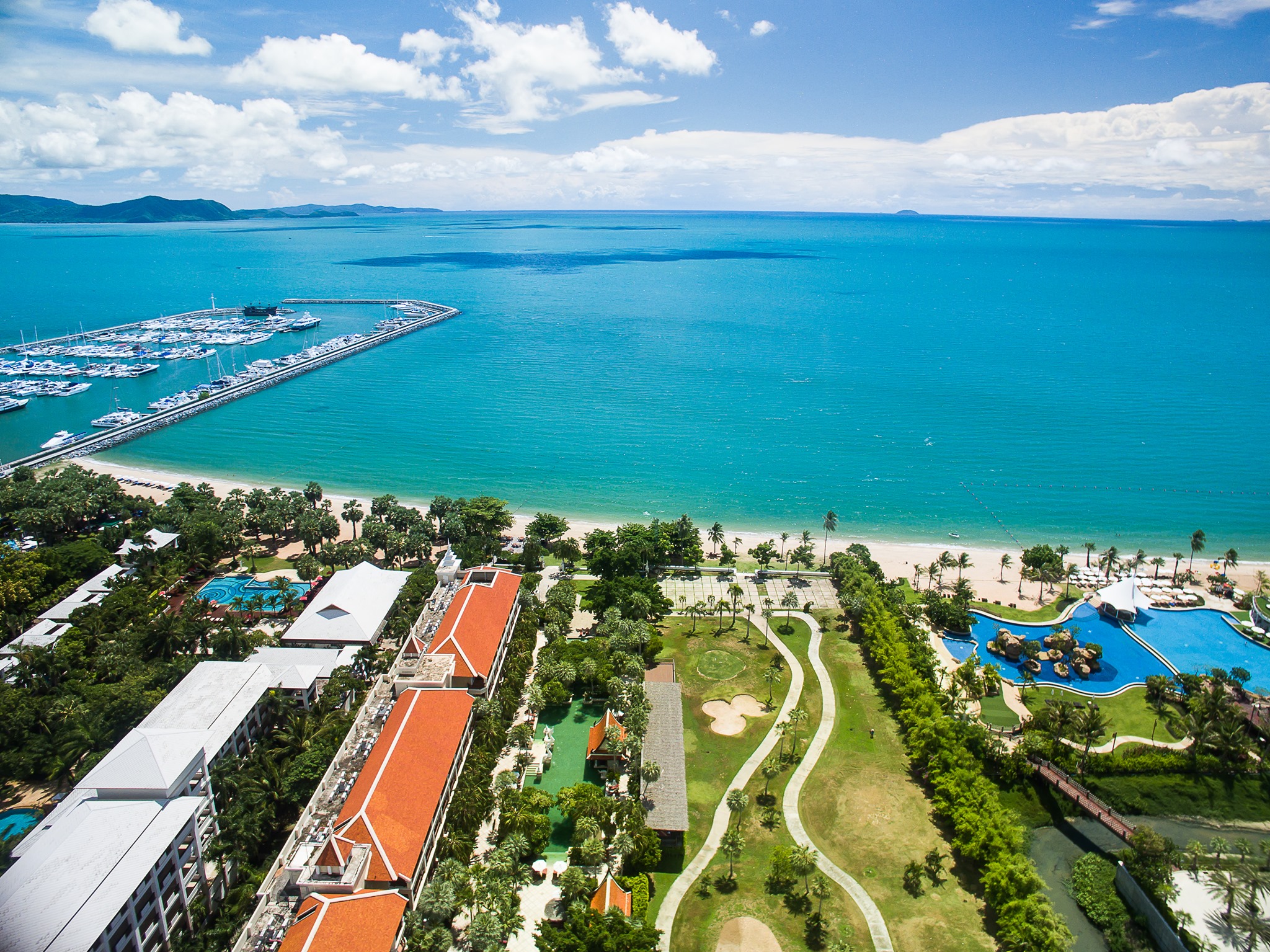 สถานที่จัดงานแต่งงานริมทะเลยอดฮิต ฎ-ชฎา รีสอร์ท บายเดอะซี นาจอมเทียน