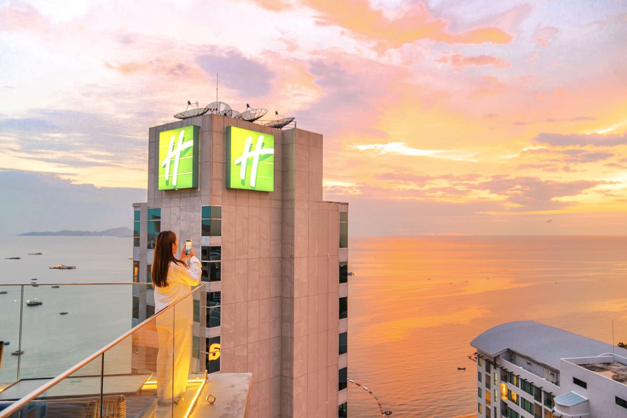 สถานที่จัดงานแต่งงาน ริมทะเล โรงแรมฮอลิเดย์อินน์ พัทยา (Holiday Inn Pattaya)
