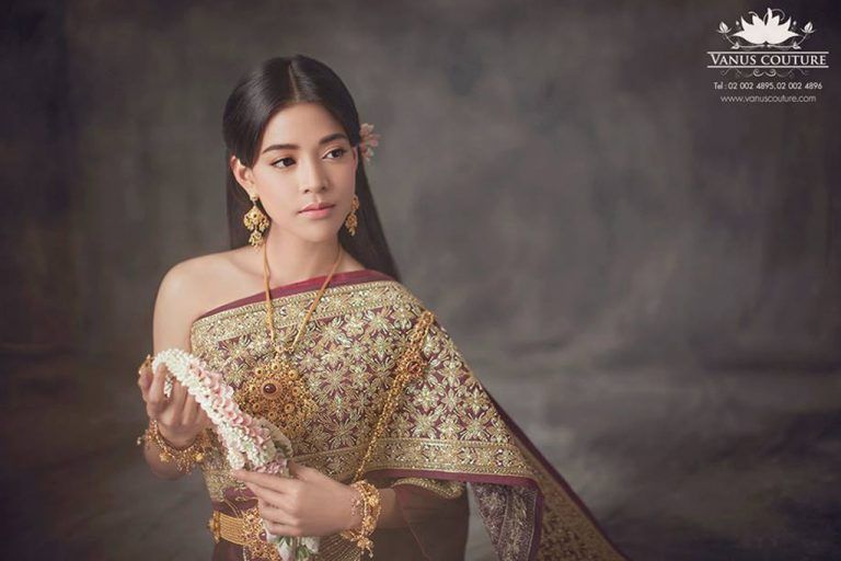 ชุดไทยเจ้าสาวจาก 'วนัช กูตูร์' กับนางเอกสาวหน้าหวานขนานไทย 'สายป่าน-อภิญญา'