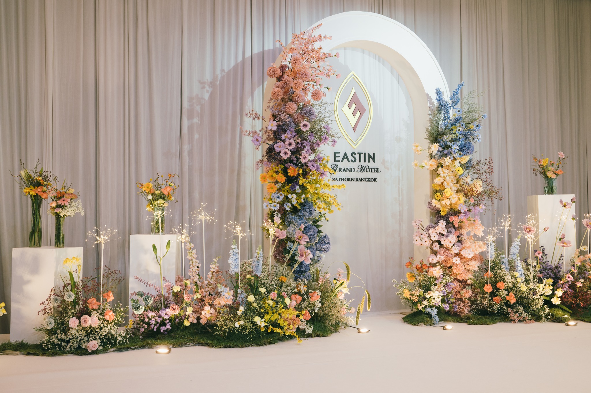 Eastin Grand Hotel Sathorn โดดเด่นของด้วยการตกแต่งภายในที่ทำให้ไม่ว่าจะจัดงานแบบไหนก็ปรับรับกับคอนเซ็ปต์ของแต่ละคู่ได้อย่างดี