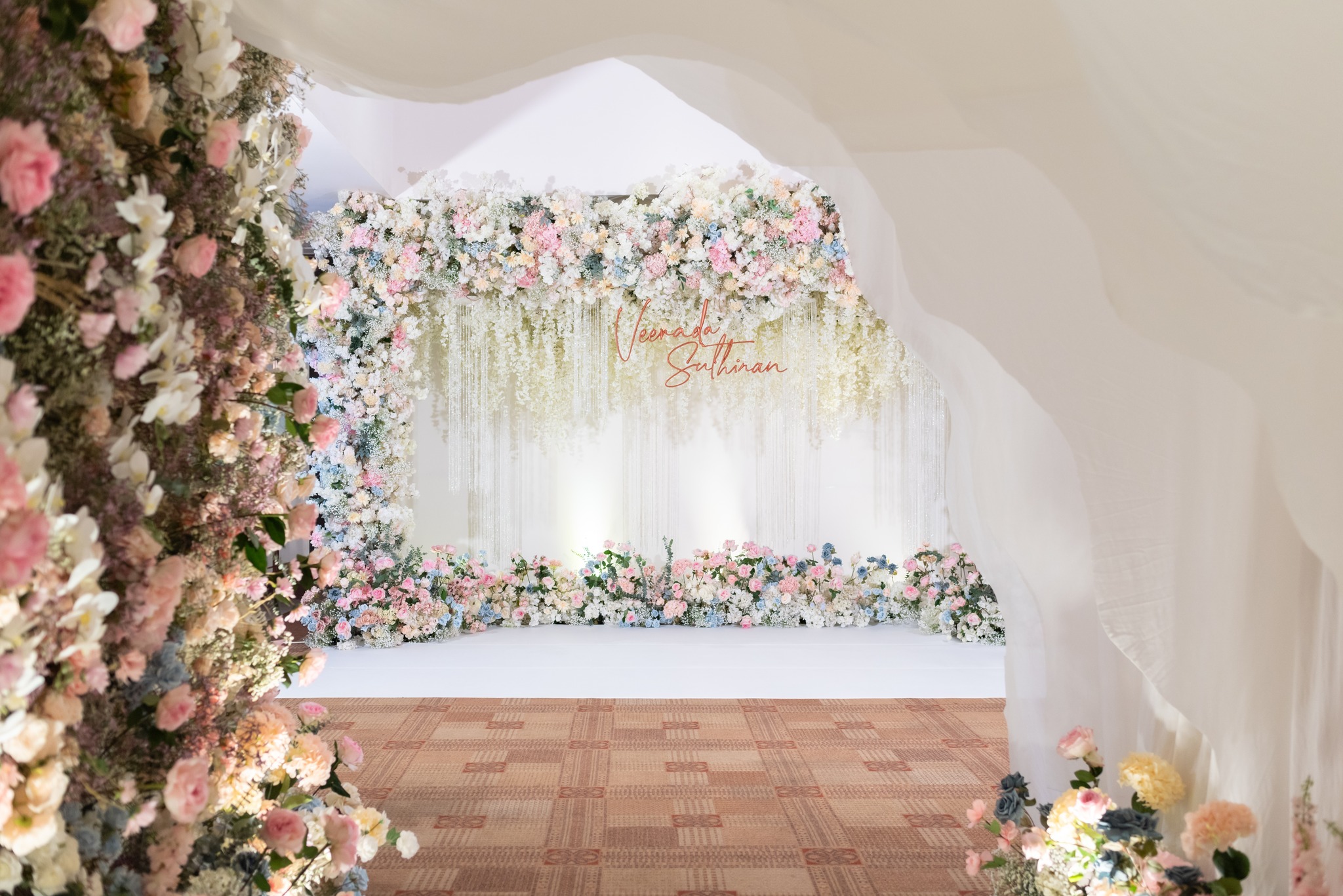 อีสติน แกรนด์ สาทร ภายในจัดเตรียมห้องไว้ในขนาดต่าง ๆ และแพ็กเกจแต่งงานที่คู่รักสามารถเลือกได้ดั่งใจปรารถนา