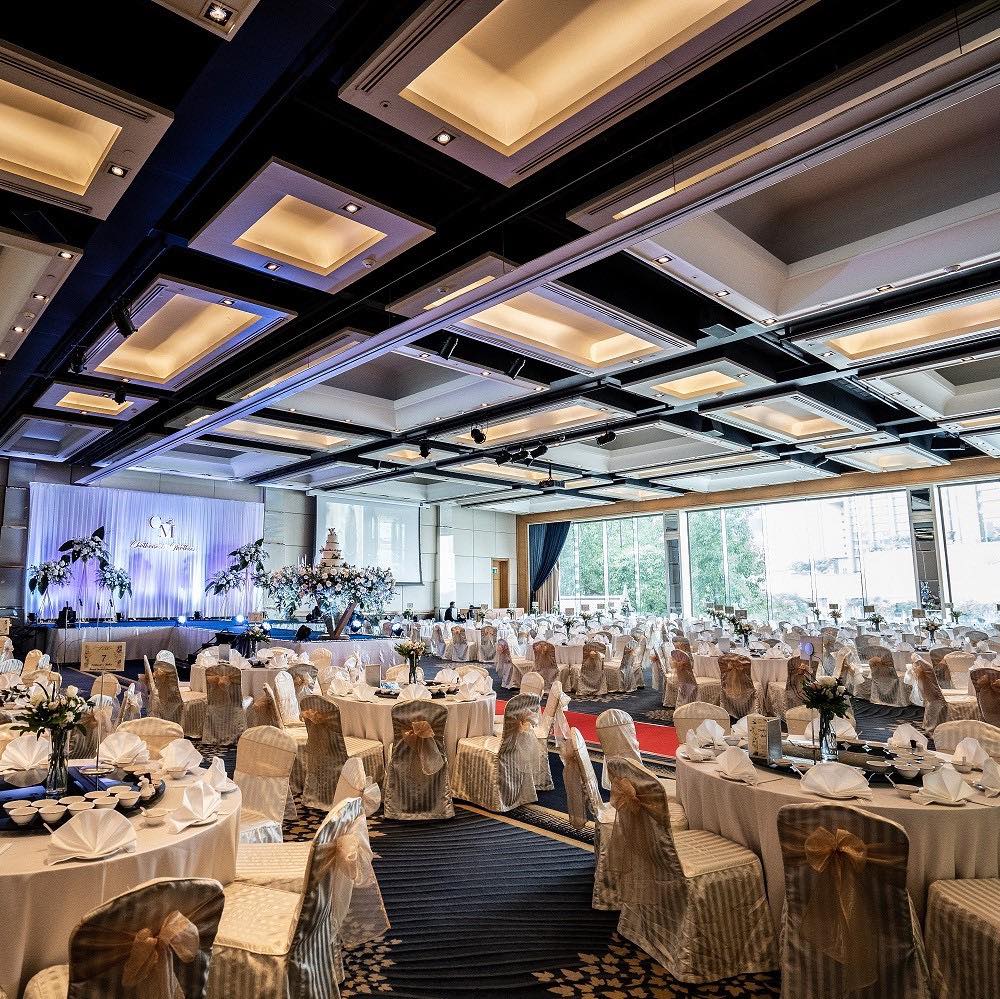 โรงแรม รอยัล ออคิด เชอราตัน มีห้องที่ประดับประดาด้วยไฟ LED หลากสี ทั้งยังมีผนังกระจกขนาดใหญ่สามารถมองเห็นวิวพาโนราม่า