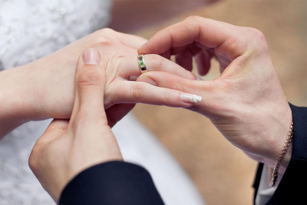 ใส่แหวนแต่งงานที่นิ้วนางมีความหมาย