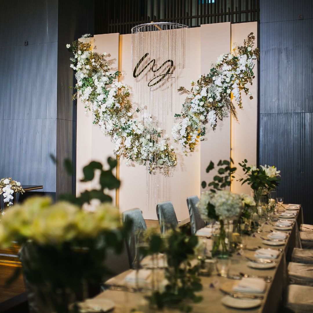 โรงแรมเลอ เมอริเดียน กรุงเทพ ตั้งอยู่ไม่ไกลจากถนนพระรามสี่มากนักมองไปทางขวามือจะเห็นตัวโรงแรม