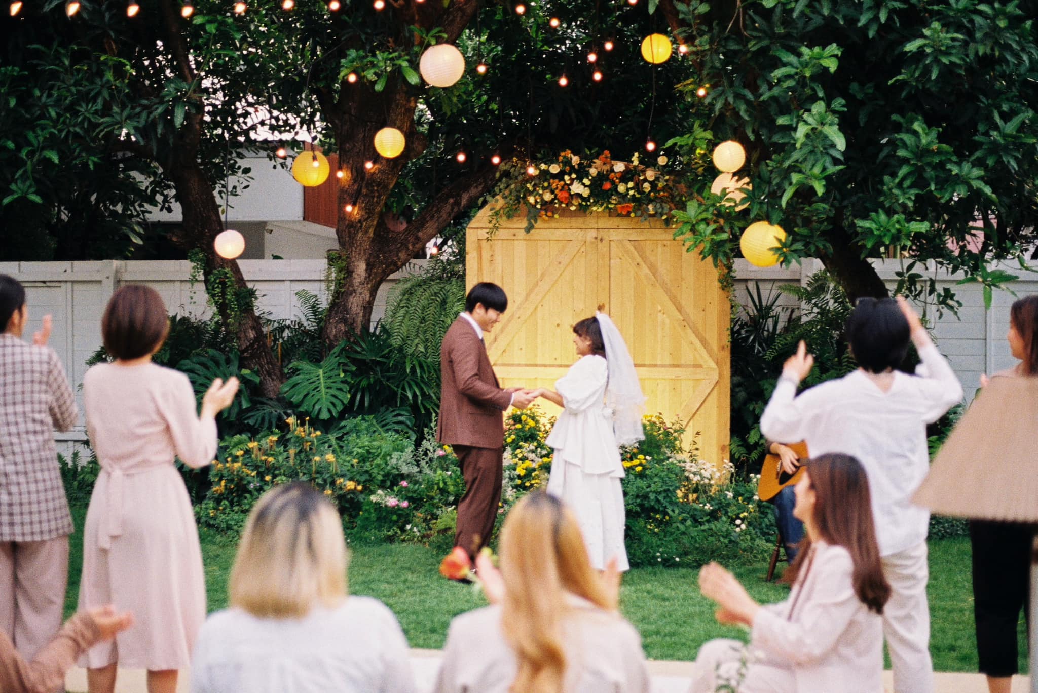 ไฮไลต์จะเป็นสนามหญ้าเขียวขจีด้านนอกที่สามารถจัดงานแต่งแบบ Outdoor