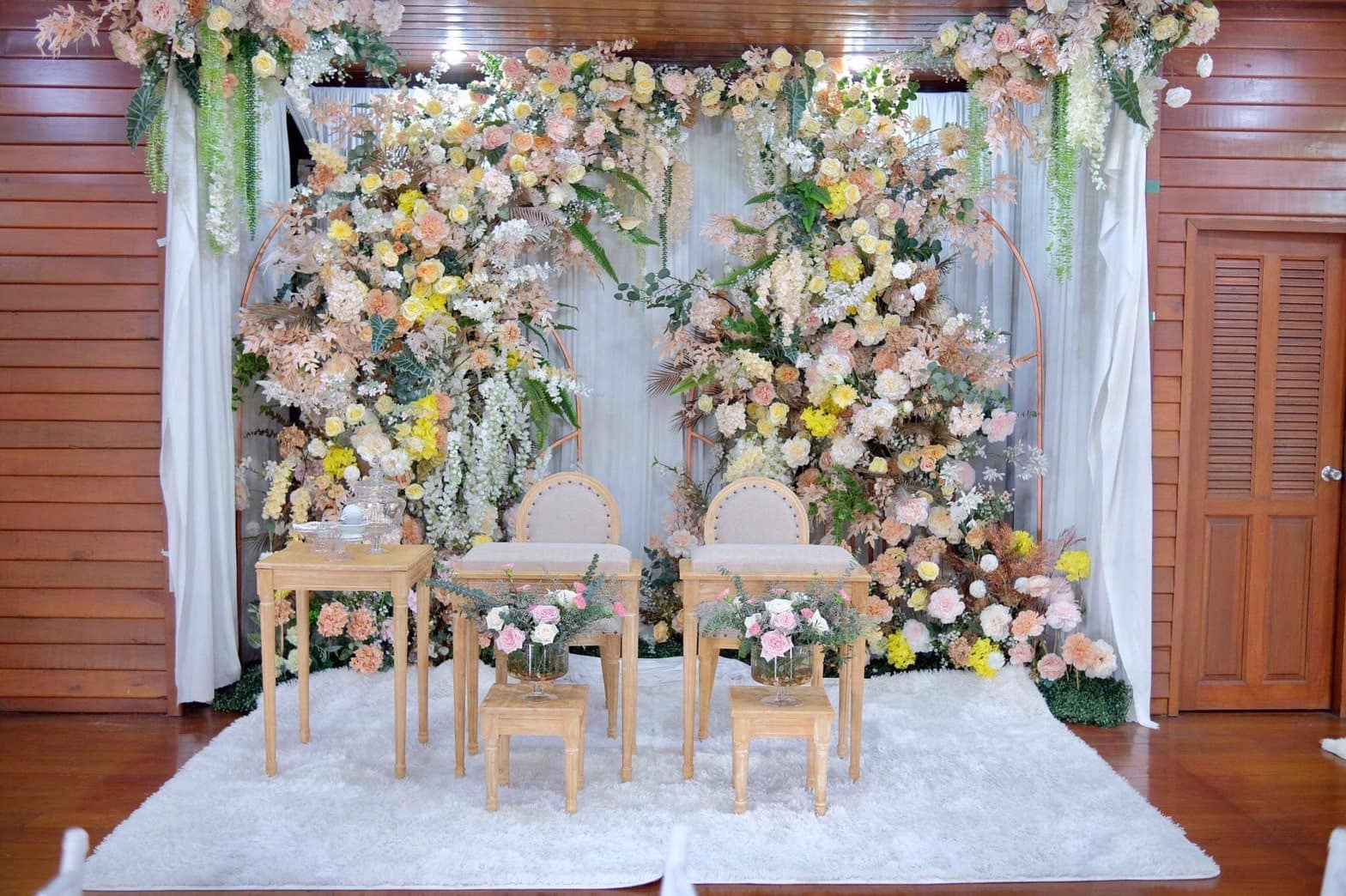 เรือนไทยตกแต่งสไตล์ล้านนา บรรยากาศอบอุ่นแบบไทย ๆ ผสมผสานกลิ่นไอเมืองเหนือแบบย้อนยุค