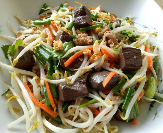 ผัดถั่วงอก เป็นเมนูยอดฮิตในงานมงคล เหมือนการอวยพรให้ชีวิตคู่มีแต่ความเจริญงอกงาม