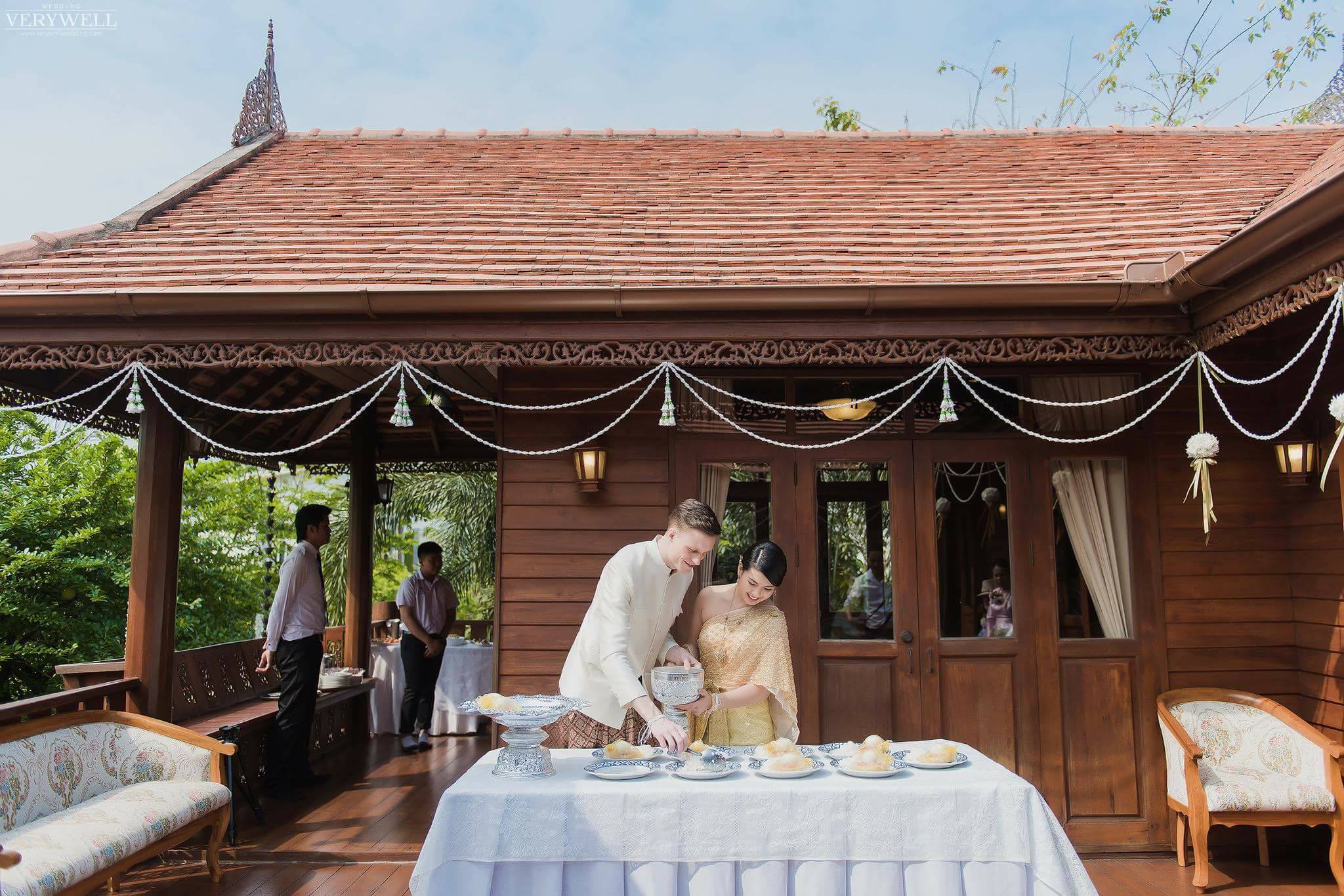 เรือนไทยรามอินทรา เปิดให้บริการทั้งภายในและภายนอกเรือนไทย ตกแต่งไว้ได้อย่างลงตัว