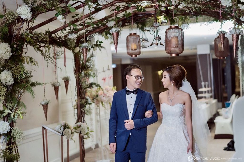 รีวิวงานแต่งงานพิธีคริสต์สุดโรแมนติก เนรมิตห้องบอลรูมเป็นสวนสวยบรรยากาศดุจเทพนิยาย ณ โรงแรมเอสซี ปาร์ค