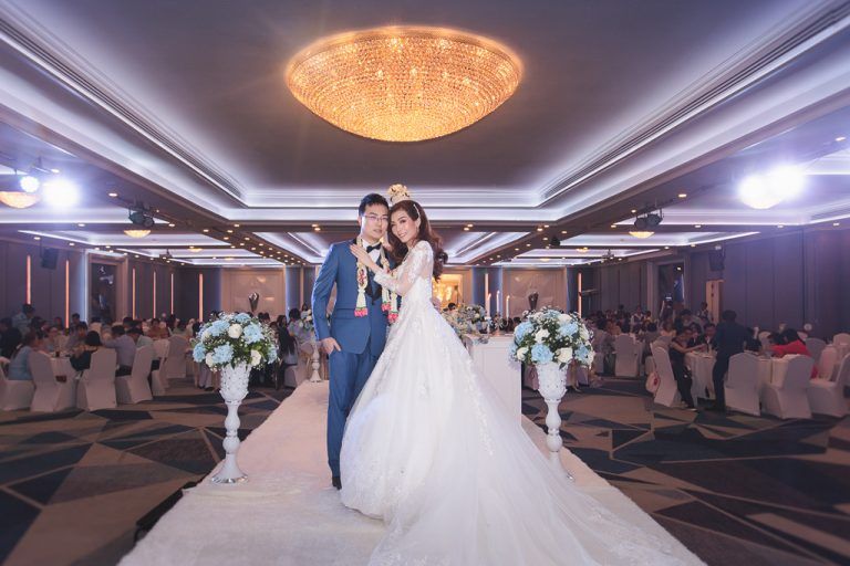 แต่งงานในห้องบอลรูมใหญ่รับรองแขกได้ถึงพัน ด้วยบริการแบบครบครันที่เพียงหิ้วชุดมาก็แต่งได้เลย ที่โรงแรมวินเซอร์ สวีทส์ สุขุมวิท 20