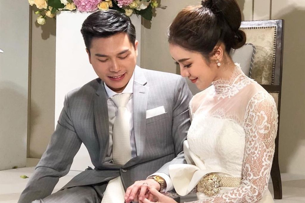 ไม่โสดแล้วจ้า 'ขนมจีน กุลมาศ - เคน สารสาส' จูงมือเข้าพิธีวิวาห์สุดหวาน คนบันเทิงต่างร่วมยินดี