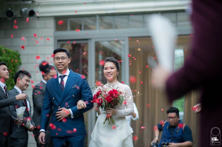 รีวิวแต่งงานแสนอบอุ่น  กรุ่นกลิ่นอายโรแมนติก ในธีมสี Burgundy  ณ วาระเวลา การ์เด้น ฮอล