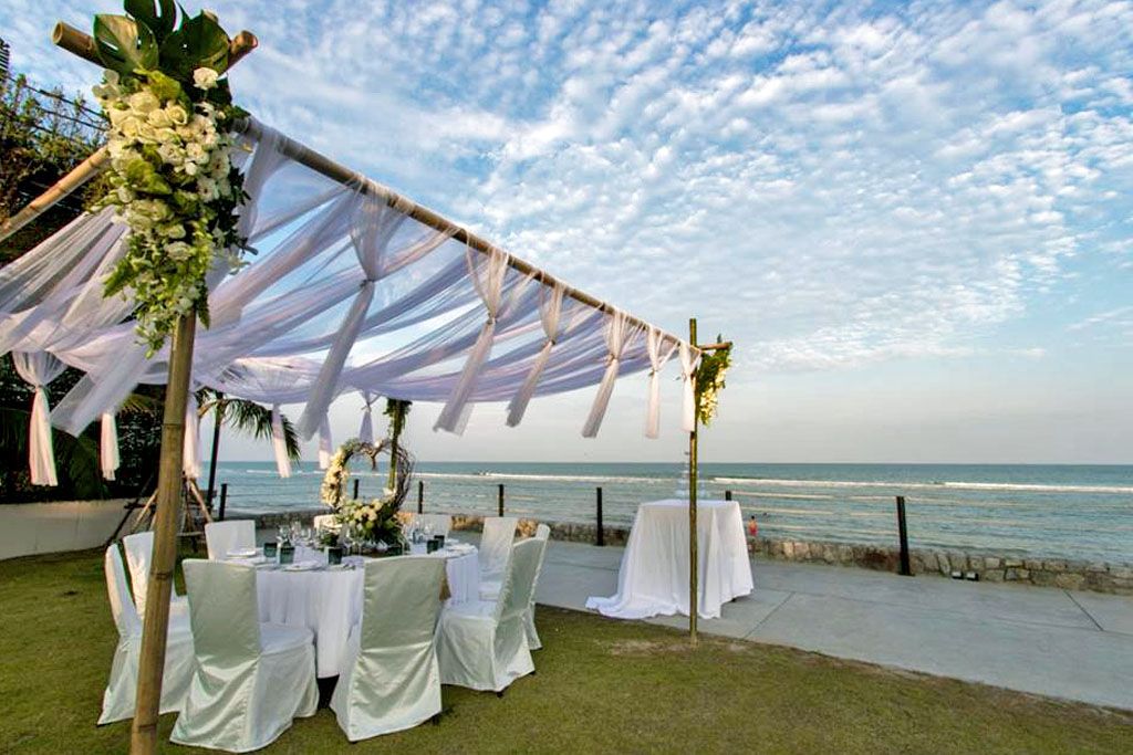 จัดงานแต่งงานริมทะเล หรือในห้องบอลรูมหรูสุดเก๋ที่รองรับแขกได้ถึง 800 ณ โรงแรมสไตล์โมเดิร์นโฉมใหม่ใจกลางหัวหิน 