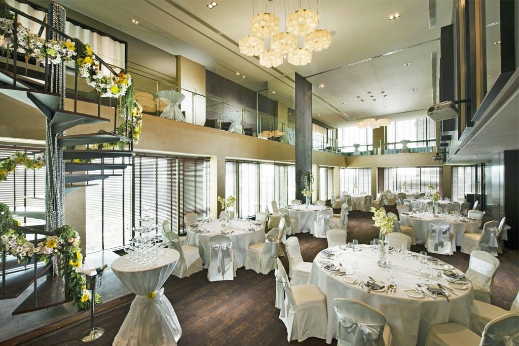 มากกว่าการได้จัดงานแต่งงานในโรงแรมสไตล์โมเดิร์นและแอลลิแกนซ์ใจกลางกรุง คือบรรยากาศโรแมนติกชิค ๆ สำหรับสายปาร์ตี้ และมื้อฉลองแบบ Fine Dining ที่สร้างความประทับใจไม่รู้ลืม ณ โรงแรม วี กรุงเทพฯ เอ็มแกลเลอรี่ โฮเทล คอลเลคชั่น