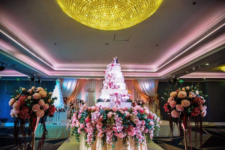 ครบครันเรื่องการจัดงานแต่งงานในที่เดียว ทั้งจัดเลี้ยงพร้อมตกแต่ง ในห้องบอลรูมหรูหราทันสมัย โรแมนติกได้ดั่งใจทุกงาน ณ โรงแรมวินเซอร์ สวีทส์ สุขุมวิท 20