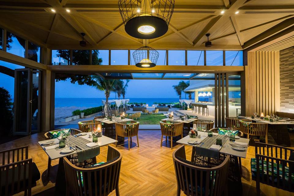 ดินเนอร์ริมทะเลสุดโรแมนติก บรรยากาศสุดชิล ณ ห้องอาหาร Brezza อวานี พลัส หัวหิน รีสอร์ท