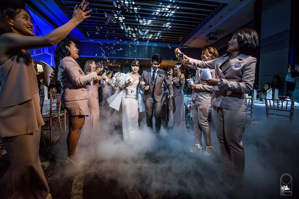 จัดงานแต่งงานแบบอบอุ่นแต่จัดเต็มความชิคและมีสไตล์ ในห้องฟังก์ชั่นสไตล์โมเดิร์น พร้อมวิวระดับดาดฟ้า ณ โรงแรมคอมพาส สกายวิว กรุงเทพฯ