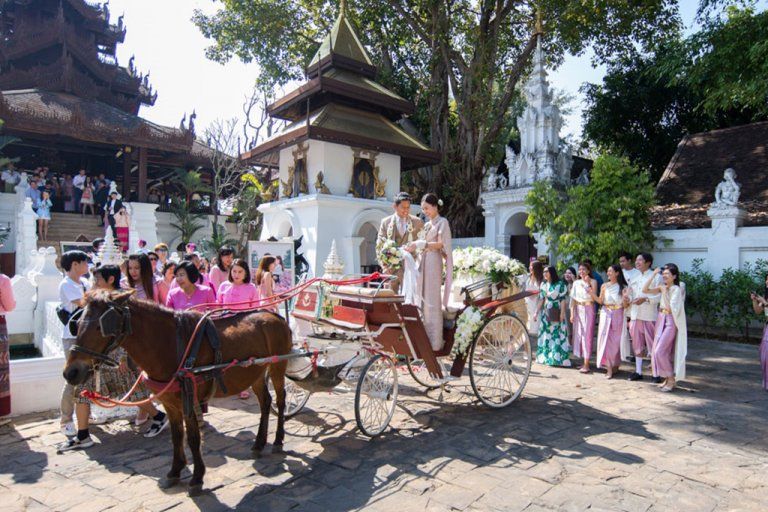 จัดงานแต่งงานตามประเพณีแบบไทยล้านนา ท่ามกลางบรรยากาศโรแมนติกมีมนต์ขลัง ดั่งได้ย้อนยุคสู่อาณาจักรล้านนา ณ โรงแรมเดอะ ดาราเทวี เชียงใหม่