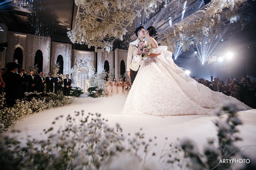 เก็บตกงานฉลองมงคลสมรสคู่รักโรแมนติกแห่งปี 'กรณ์-ริต้า' กับธีม The Return of Eternal Happiness