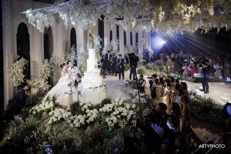 ส่องชุดวิวาห์สุดอลังการในพิธีฉลองมงคลสมรส ของนางเอกสาวหน้าหวาน 