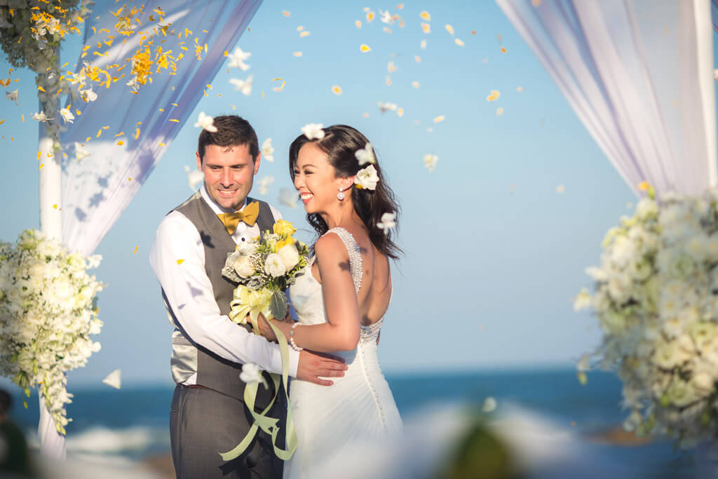 คู่บ่าวสาวที่จัดงานแต่งริมทะเล หัวหิน