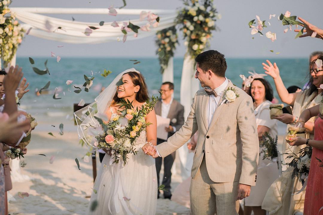 คู่บ่าวสาวที่จัดงานแต่งริมทะเล หัวหิน