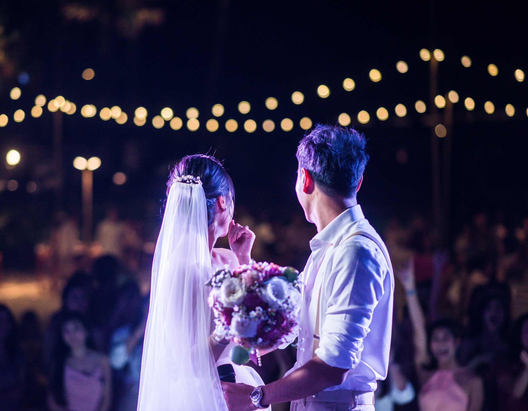 คู่รักในวันแต่งงานริมทะเล หัวหิน ยามค่ำคืน