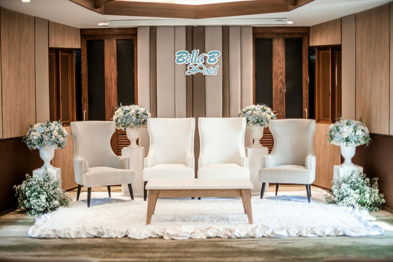 โรงแรมเบลล่า บี สามารถจัดได้ทั้งพิธีหมั้นและงานเลี้ยงฉลองมงคลสมรสที่มีจำนวนแขกไม่เกิน 250 ท่าน