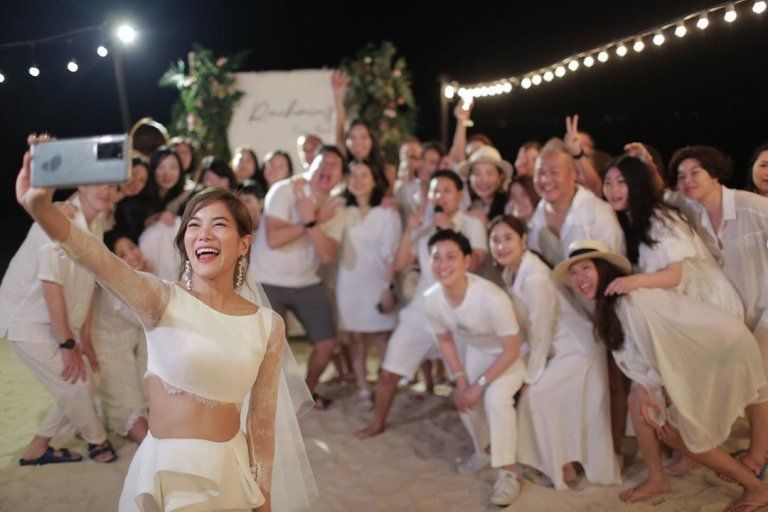 ก้อย รัชวิน จัดปาร์ตี้สละโสดริมทะเล ท่ามกลางเพื่อนสนิทที่มาร่วมยินดีอย่างคับคั่ง