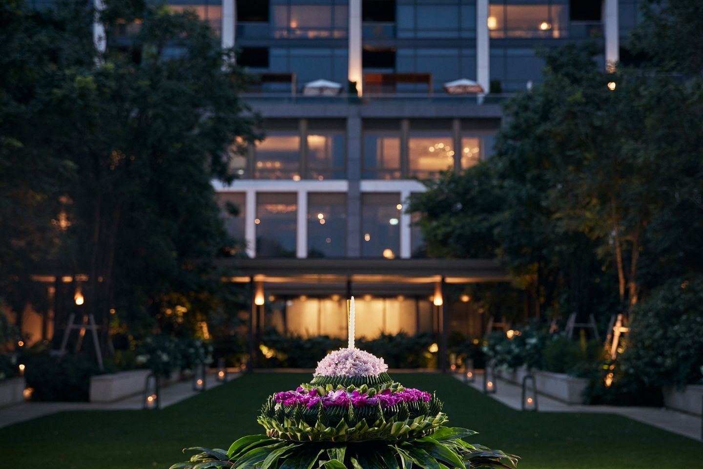 โรงแรมคาเพลลา กรุงเทพ (Capella Bangkok) ร่วมสืบสานประเพณีลอยกระทง เฉลิมฉลองค่ำคืนวันเพ็ญเดือนสิบสอง ด้วยประสบการณ์อาหารเลิศรสและการแสดงศิลปวัฒนธรรมไทย พร้อมชมพลุไฟสุดตระการตา ริมฝั่งแม่น้ำเจ้าพระยา