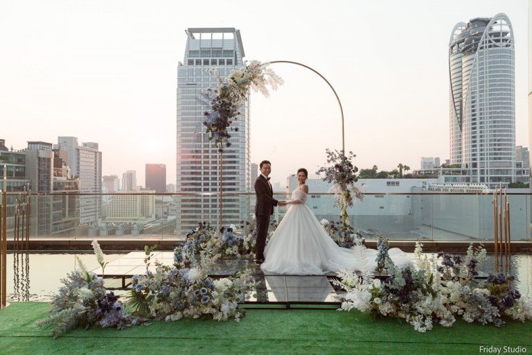 รีวิวงานแต่งงานสุดโรแมนติกไม่ซ้ำใคร เนรมิตทุ่งหญ้าและผืนน้ำลอยฟ้าเหมือนหลุดออกมาจากฝัน ณ สถานที่จัดงานแต่งงานบรรยากาศเพนท์เฮาส์กลางเมืองย่านราชประสงค์ 