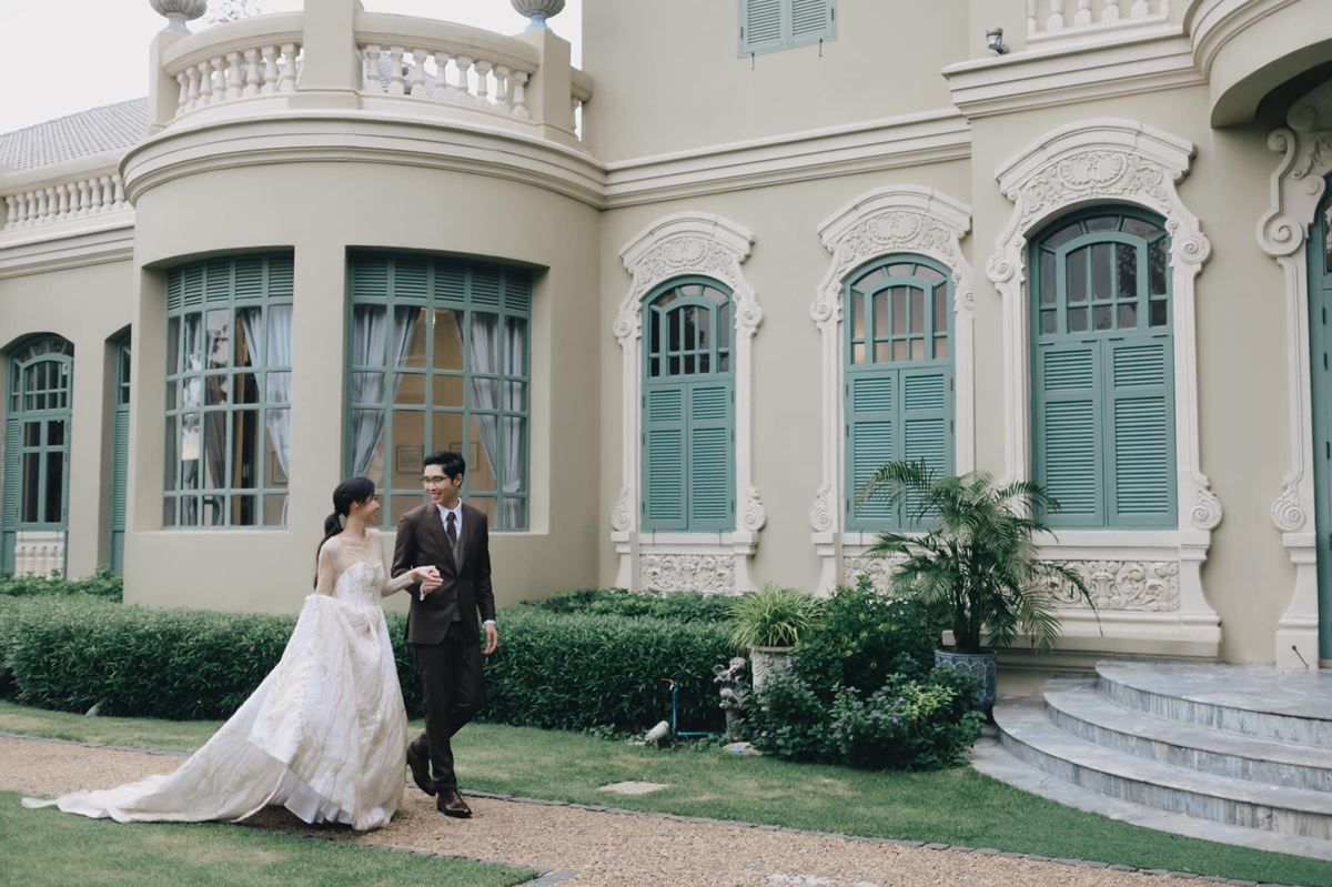 วิลล่า เดอ บัวโดดเด่นด้วยสถาปัตยกรรมยุโรปแบบโคโลเนียลสีครีมตัดกับสีเขีย