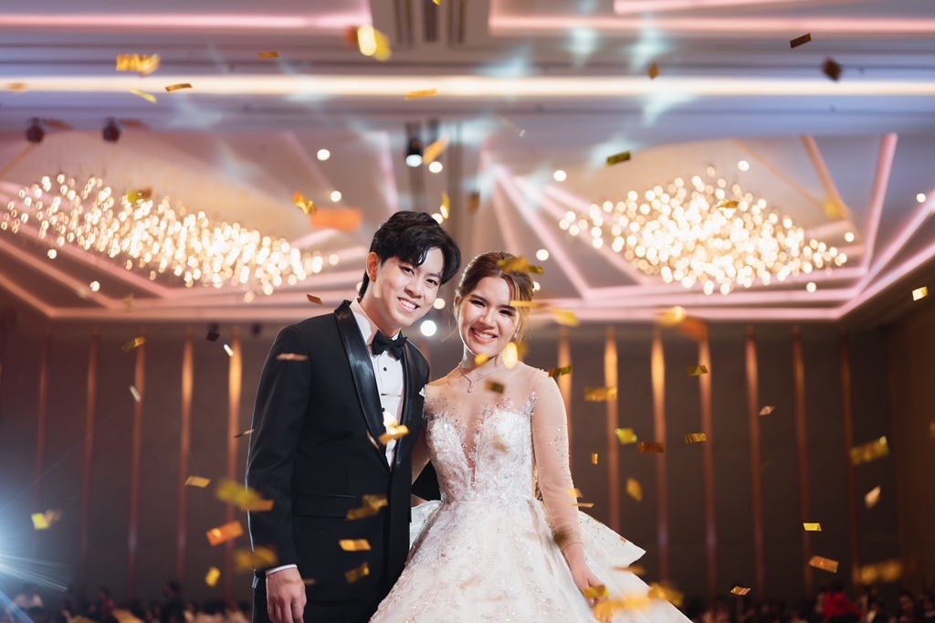 รีวิวงานแต่งงานสุดเก๋ อลังการด้วยธีมแดง-ทอง กับห้องจัดเลี้ยงพร้อม LED ที่เนรมิตบรรยากาศงานได้ไม่จำกัด ณ โรงแรมแกรนด์ ริชมอนด์ สไตล์ลิช คอนเวนชั่น (Grand Richmond Stylish Convention Hotel)