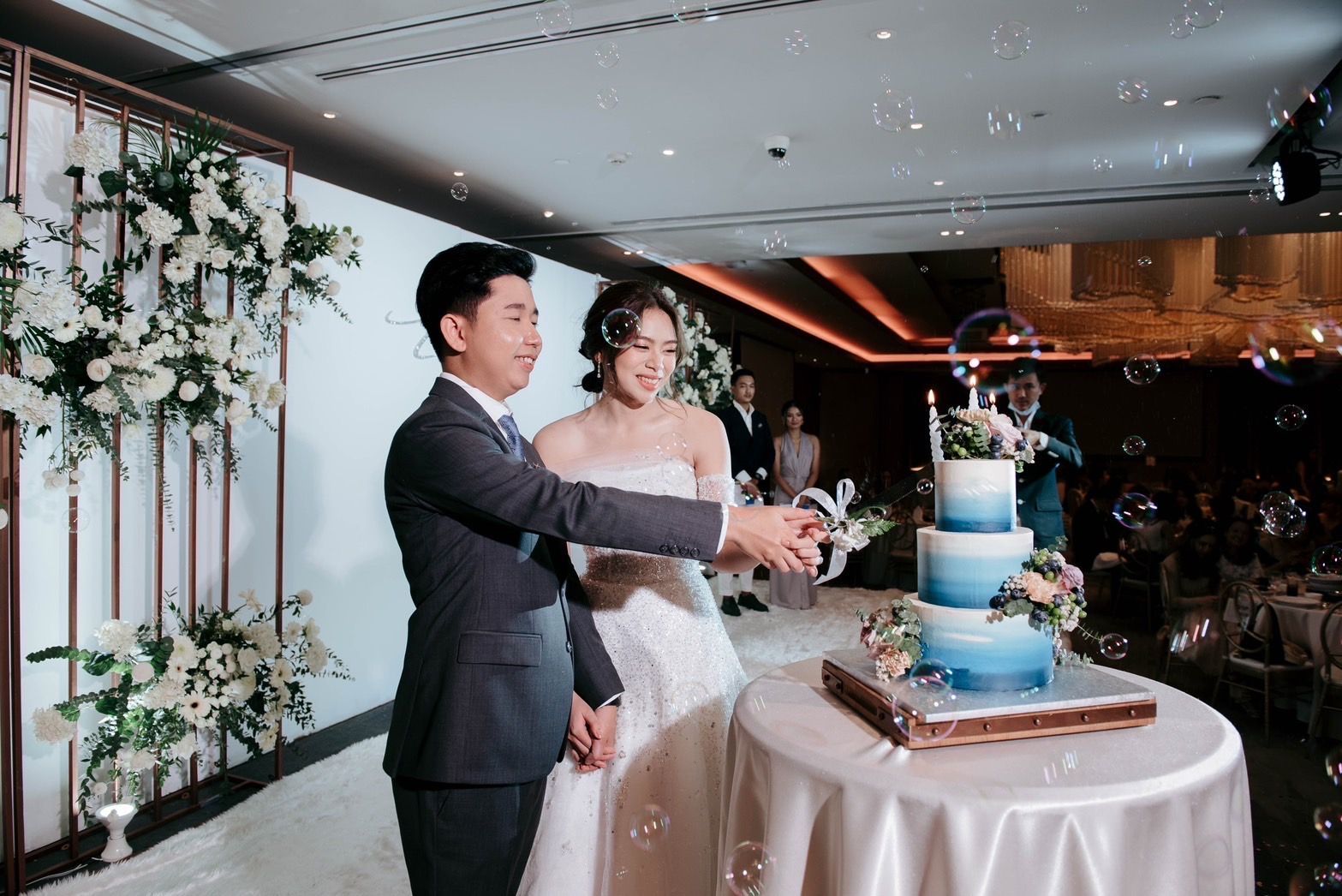 รีวิวงานแต่งธีมสีน้ำเงินที่แสนอบอุ่น และเรียบง่าย พร้อมด้วยอาฟเตอปาร์ตี้ที่สนุกสุดเหวี่ยง ณ ห้องแกรนด์ บอลรูม โรงแรมแรมแบรนดท์ กรุงเทพฯ (Rembrandt Hotel & suites Bangkok)