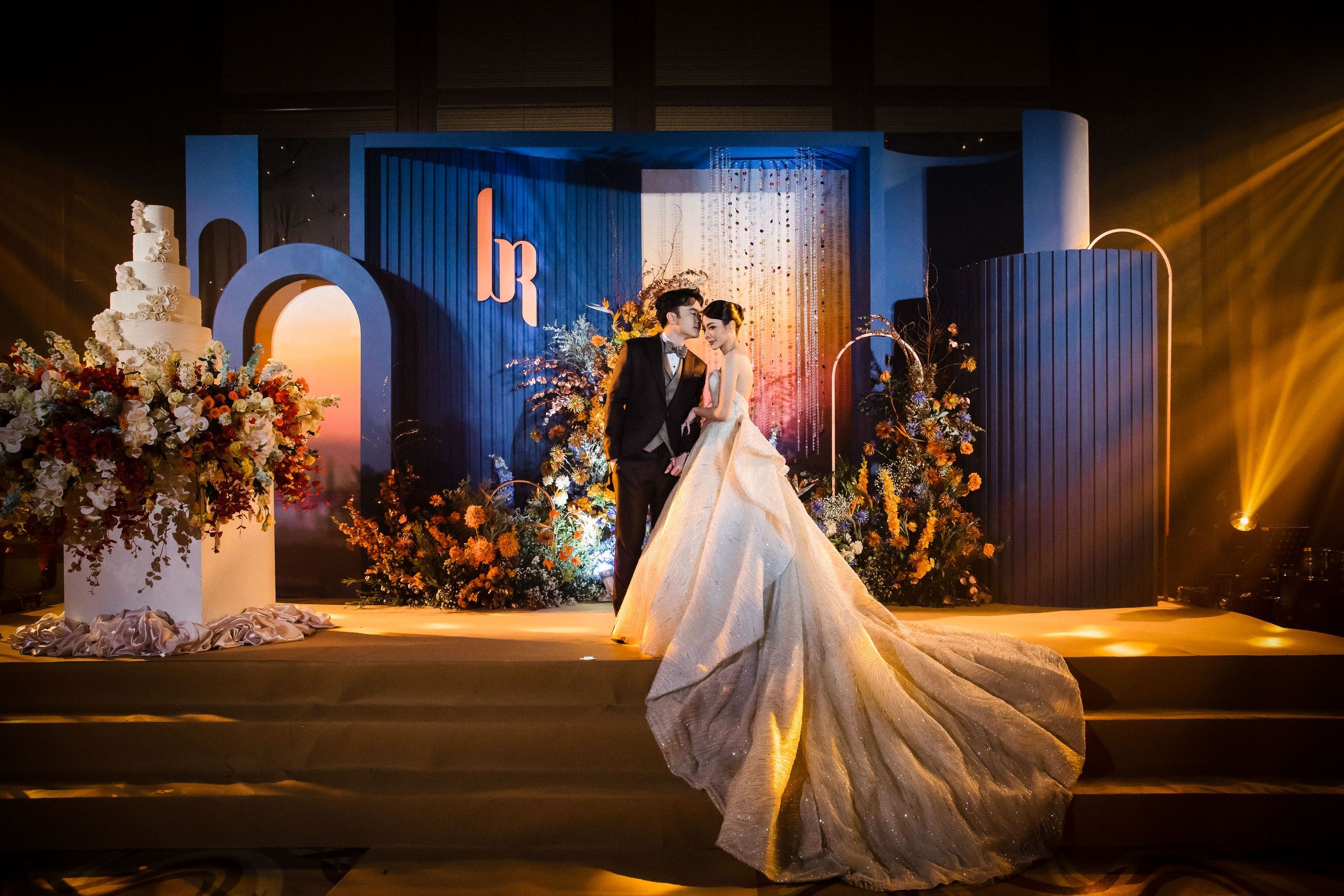 รีวิวแต่งงานธีมสีโทนร้อน & เย็นสุดอลังการ @Hilton Sukhumvit Bangkok