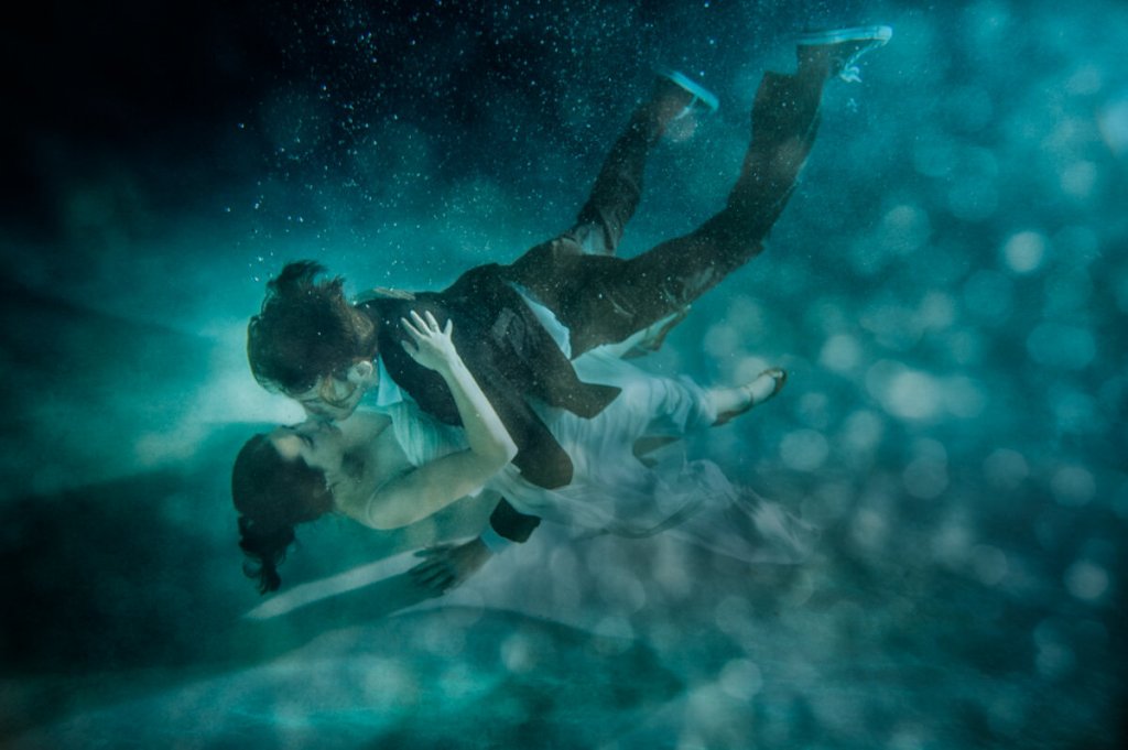 underwater engagement session kissing