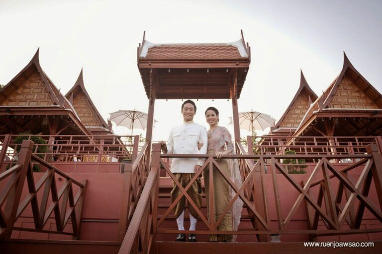 คู่บ่าวสาวสวมชุดไทยบรมพิมาน ถ่ายรูปหน้าเรือนไทยสวยสง่า