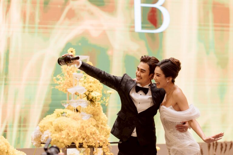 คู่บ่าวสาวตัดเค้กแต่งงาน ในห้องบอลรูมสุดหรู Pullman King Power