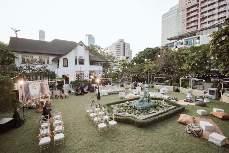 คู่บ่าวสาวถ่ายรูปในสวนสวย งานจัดงานแต่งงานที่ Baan Dusit Thani