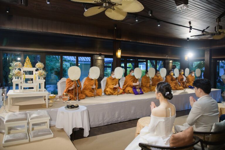 การตกแต่งโต๊ะอาหาร Long Table ในงานเลี้ยงฉลองมงคลสมรสสุดหรู