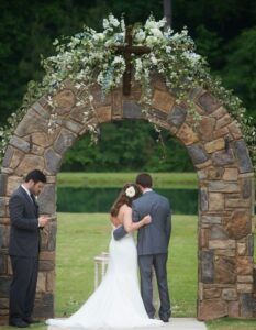 ฉากแต่งงานมินิมอลประตูหิน