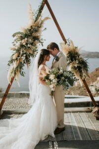 ฉากแต่งงานมินิมอลทรงสามเหลี่ยม