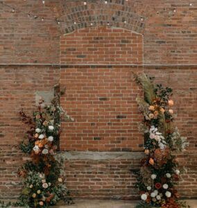 ฉากแต่งงานมินิมอลผนังอิฐ