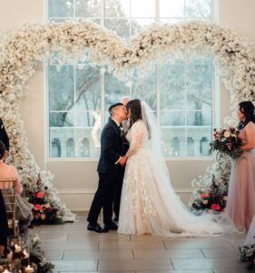 ฉากแต่งงานมินิมอลทรงหัวใจ