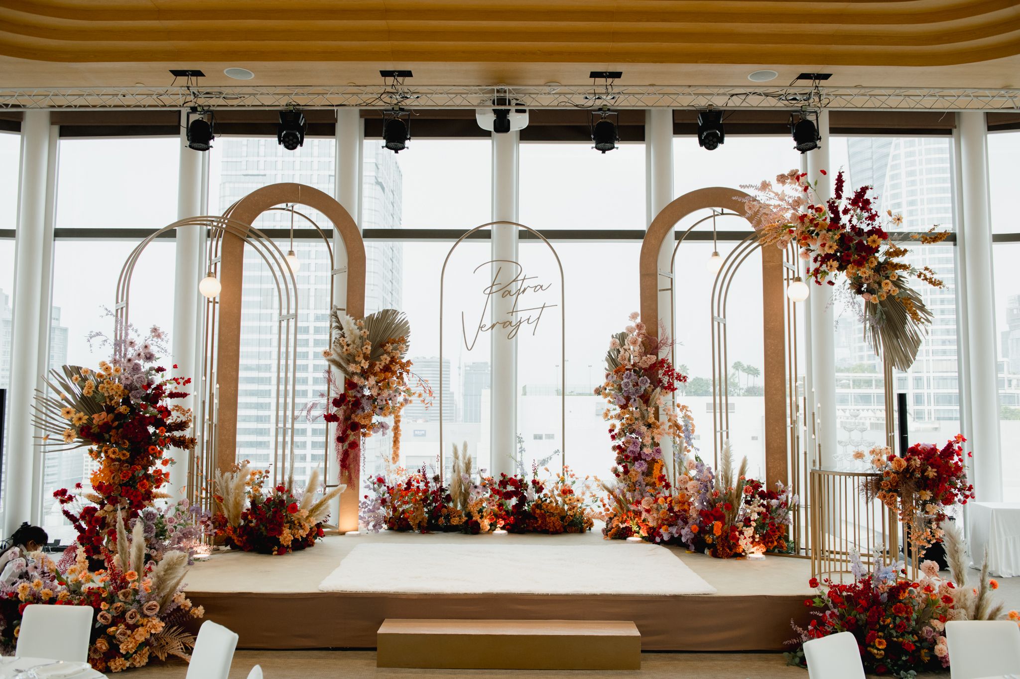 จัดงานแต่งธีมสีแดงไวน์ ณ Gaysorn Urban Resort