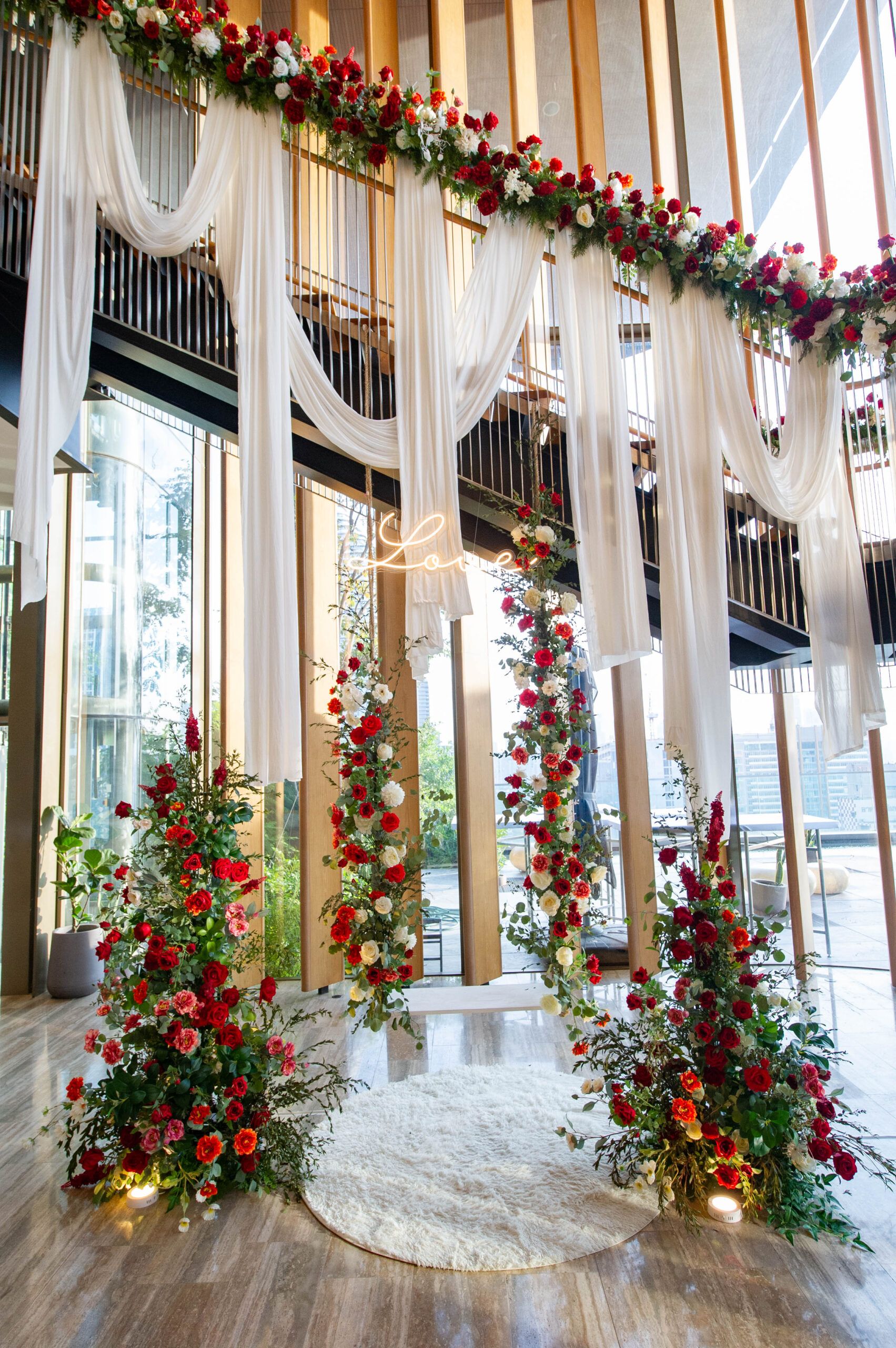 จัดงานแต่งธีมสีแดงไวน์ ณ Gaysorn Urban Resort