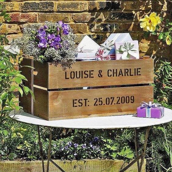 ใช้ลังไม้คนักกลิก (Knagglig) หรือลังใส่ผักผลไม้มาทำกล่องใส่ซองงานแต่งง่าย ๆ สวยเก๋สุด ๆ-2