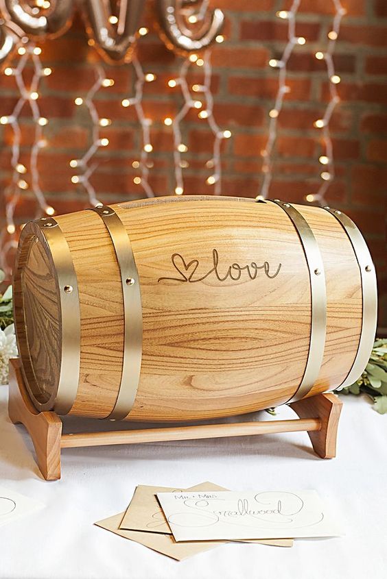 กล่องใส่ซองงานแต่งแบบทำเอจากถังวิสกี้หรือถังหมักไวน์เก่า ๆ ได้ความเก๋ไก๋และคลาสสิก-1