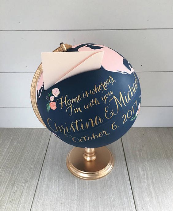 คุมธีมงานแต่งของคู่รักนักท่องเที่ยวด้วยไอเดียกล่องใส่ซองงานแต่งทำเองรูปโลก -1