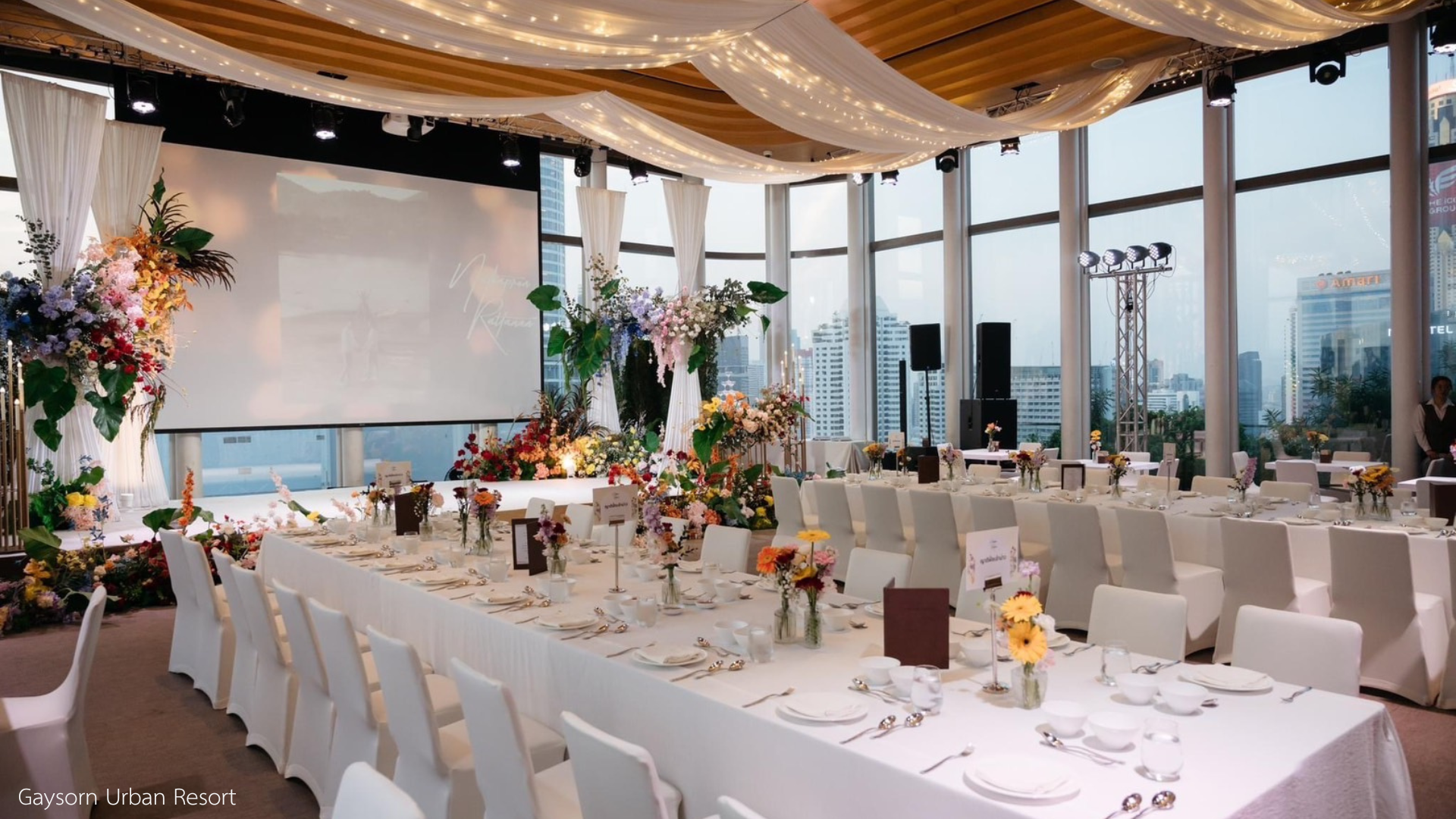 จัดโต๊ะงานแต่งด้วยแผนผังโต๊ะแบบยาวสไตล์ตะวันตก